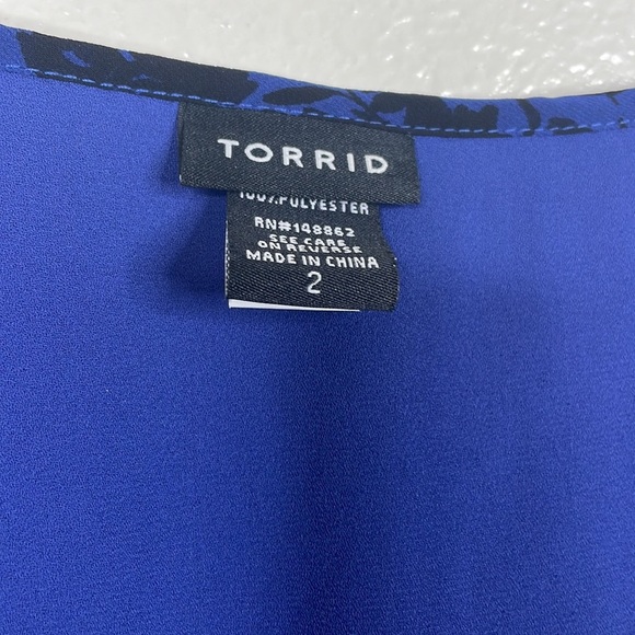 Torrid Long Sleeve Split Back Floral Blouse sz 2X Blue/Black - Picture 2 of 4